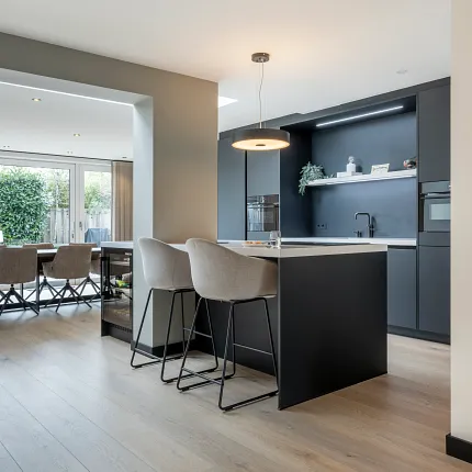Licht eiken laminaatvloer voor een gezellige eetkamer sfeer Moderne eetkamer met licht eiken laminaatvloeren en bruine stoelen