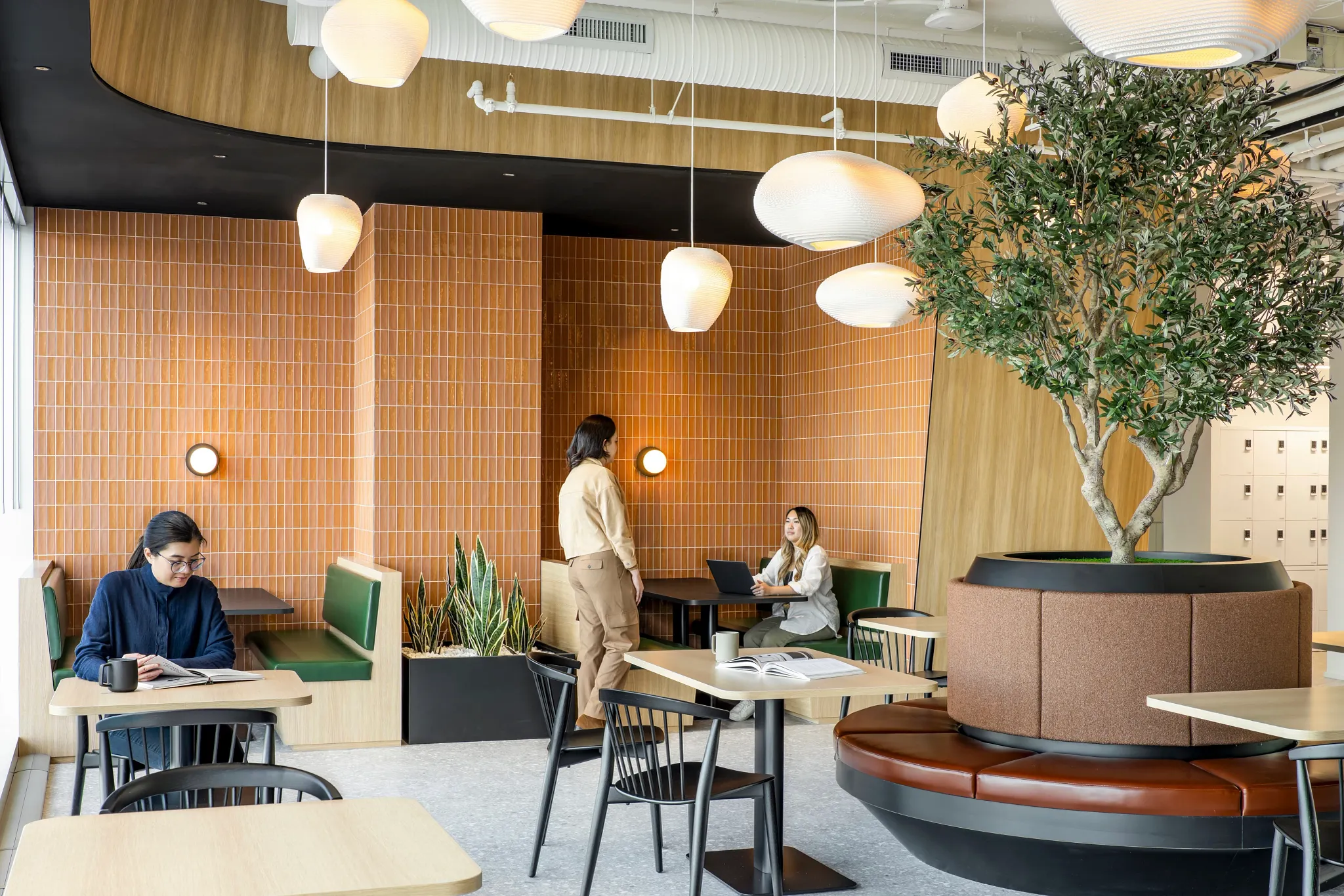 Sala de descanso de oficina moderna con mobiliario e iluminación contemporáneos