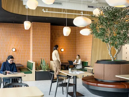 Diseño elegante de sala de descanso de oficina con decoración moderna Sala de descanso de oficina moderna con mobiliario e iluminación contemporáneos