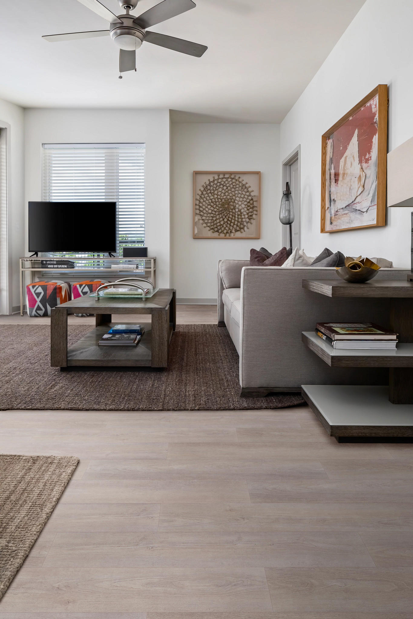 SETUP-5M402-GREIGE-WALNUT-05078-room-image