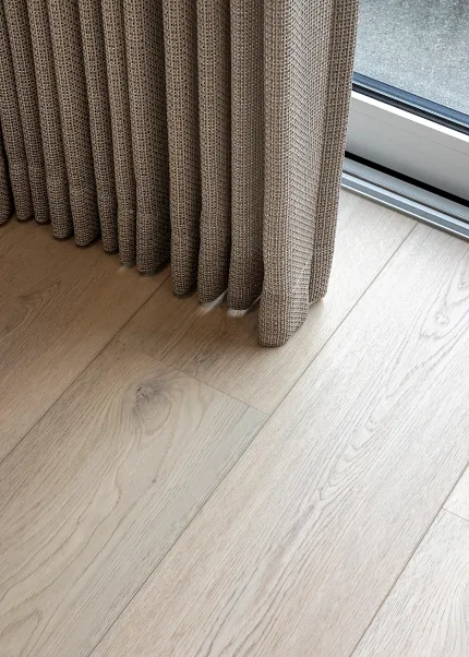 Licht eiken laminaatvloer voor een gezellige eetkamer sfeer Moderne eetkamer met licht eiken laminaatvloeren en bruine stoelen