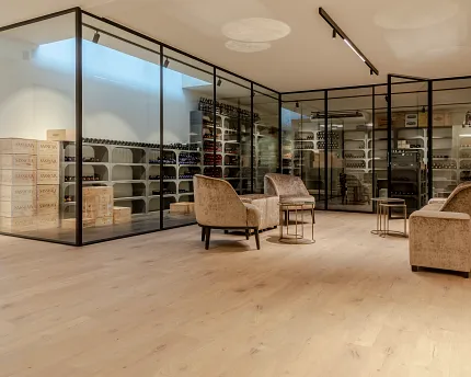 Licht eiken laminaatvloer voor een gezellige eetkamer sfeer Moderne eetkamer met licht eiken laminaatvloeren en bruine stoelen