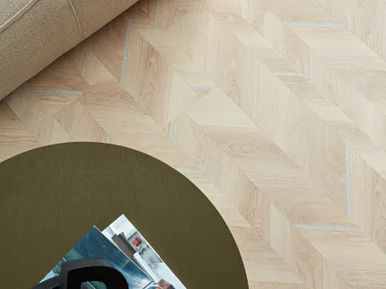 Piso vinílico de lujo para tráfico comercial intenso en patrón de espiga color beige, formato de 48 x 9 pulgadas. <strong>Union</strong> en el color Concrete Spindle