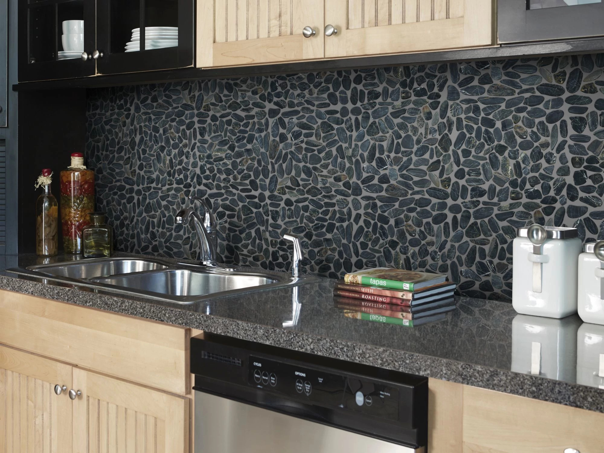 PEBBLE SLICED MOSAIC TAHITIAN BLACK ROOM