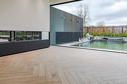 Licht eiken laminaatvloer voor een gezellige eetkamer sfeer Moderne eetkamer met licht eiken laminaatvloeren en bruine stoelen