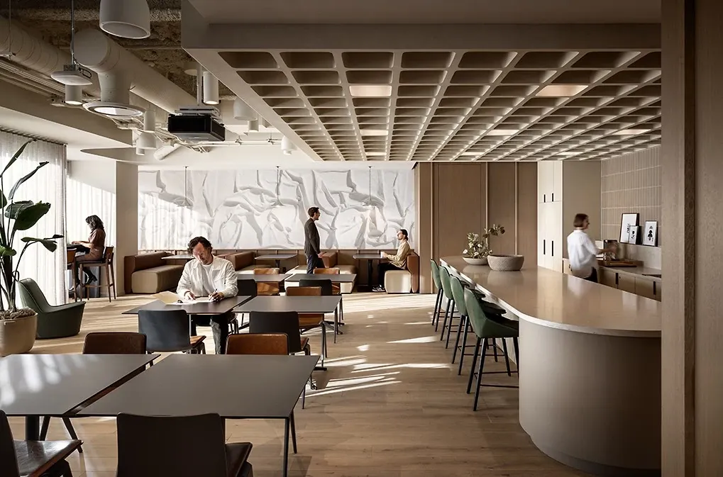 Espacio de oficina moderno con piso de madera y mobiliario contemporáneo