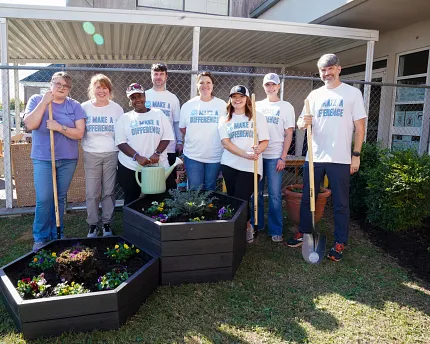People volunteering for United Way People volunteering for United Way